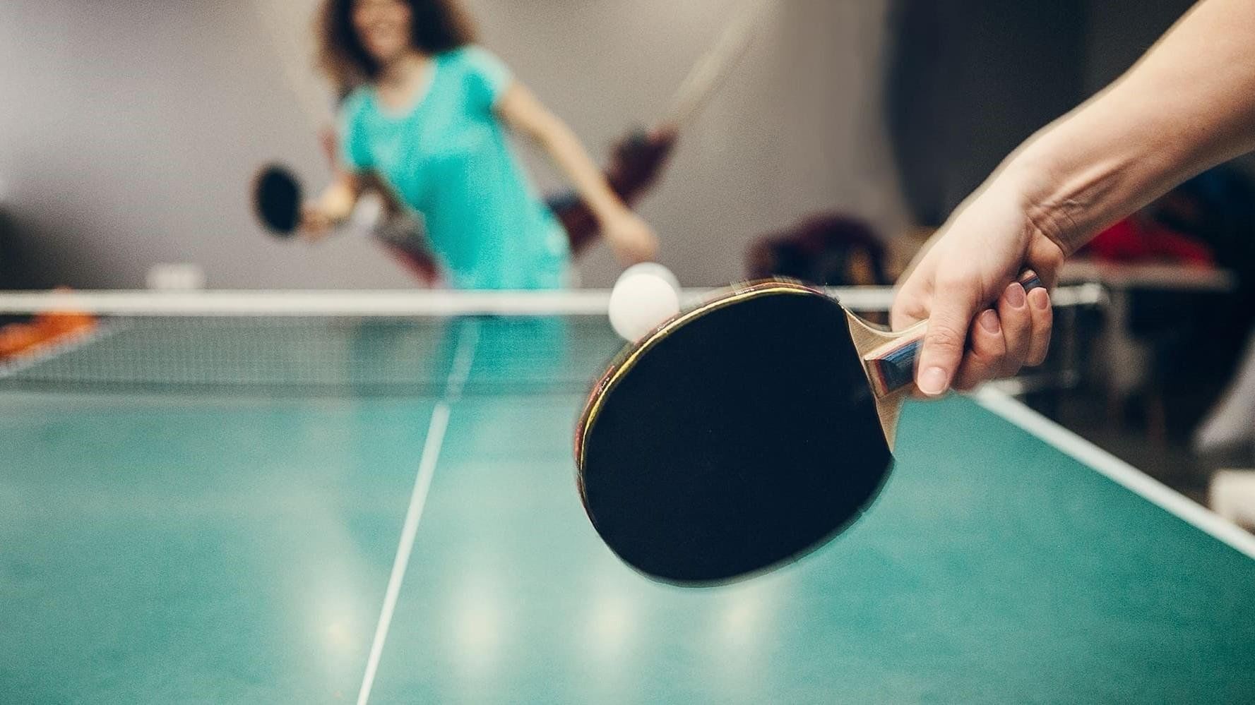 Настольный теннис девочек. Пинпонг и настольный теннис. Ping Pong игра. Девушка играет в настольный теннис. Играе в настольный тенни.
