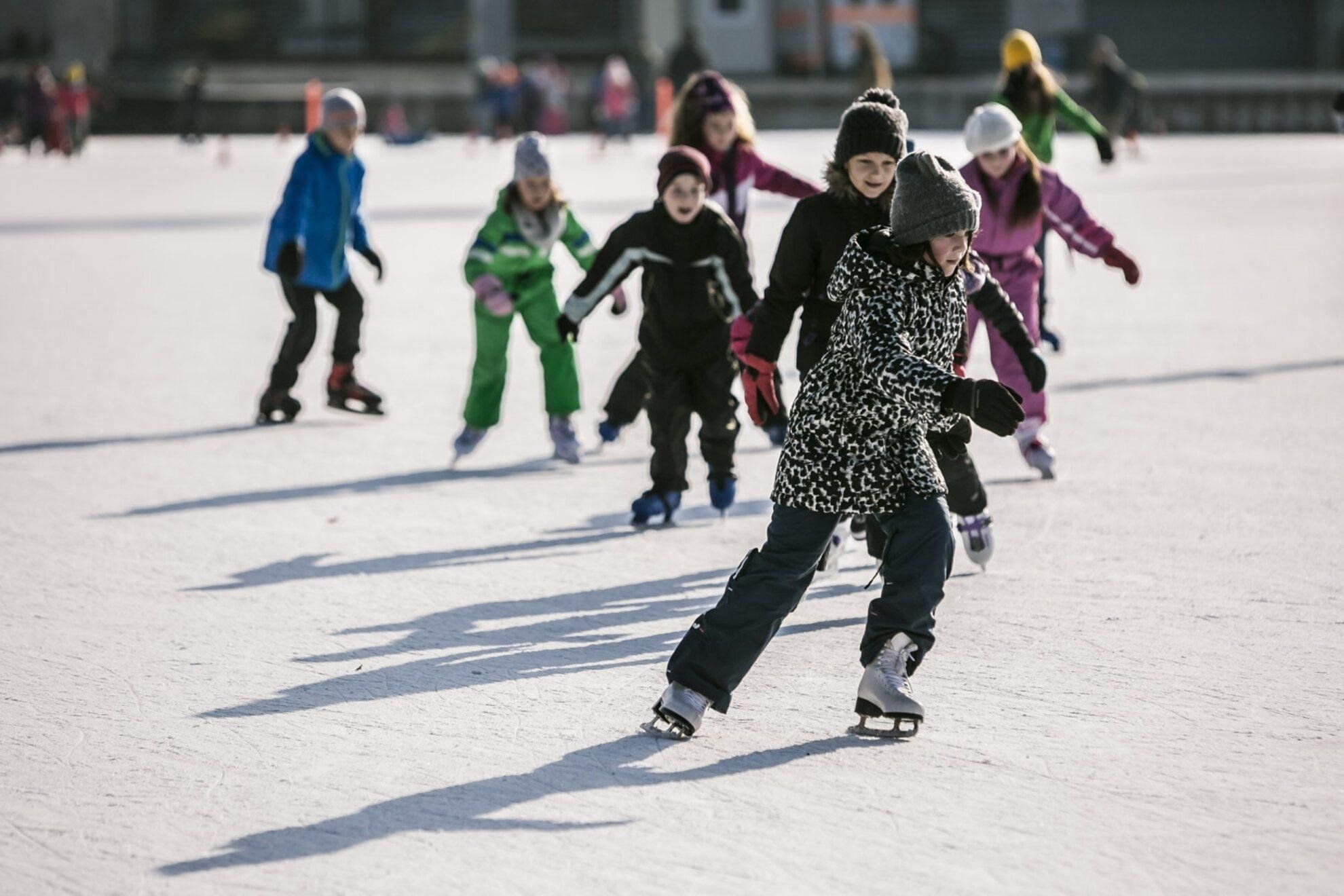 Зимние массовые виды спорта. Катание на коньках. Дети катаются на коньках. Дети на катке. Кататься на коньках зимой.