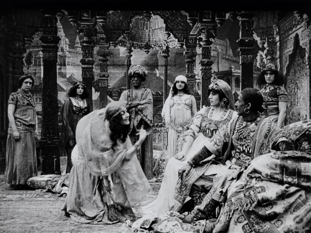 Кадр из художественного фильма Альбера Капеллани «Танцовщица Шивы» (1911)
