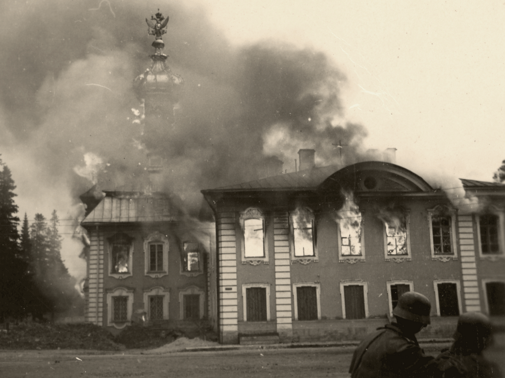 Пожар в Большом Петергофском дворце. Петергоф, 1941 год. Фотография: Государственный музей-заповедник «Петергоф», Санкт-Петербург