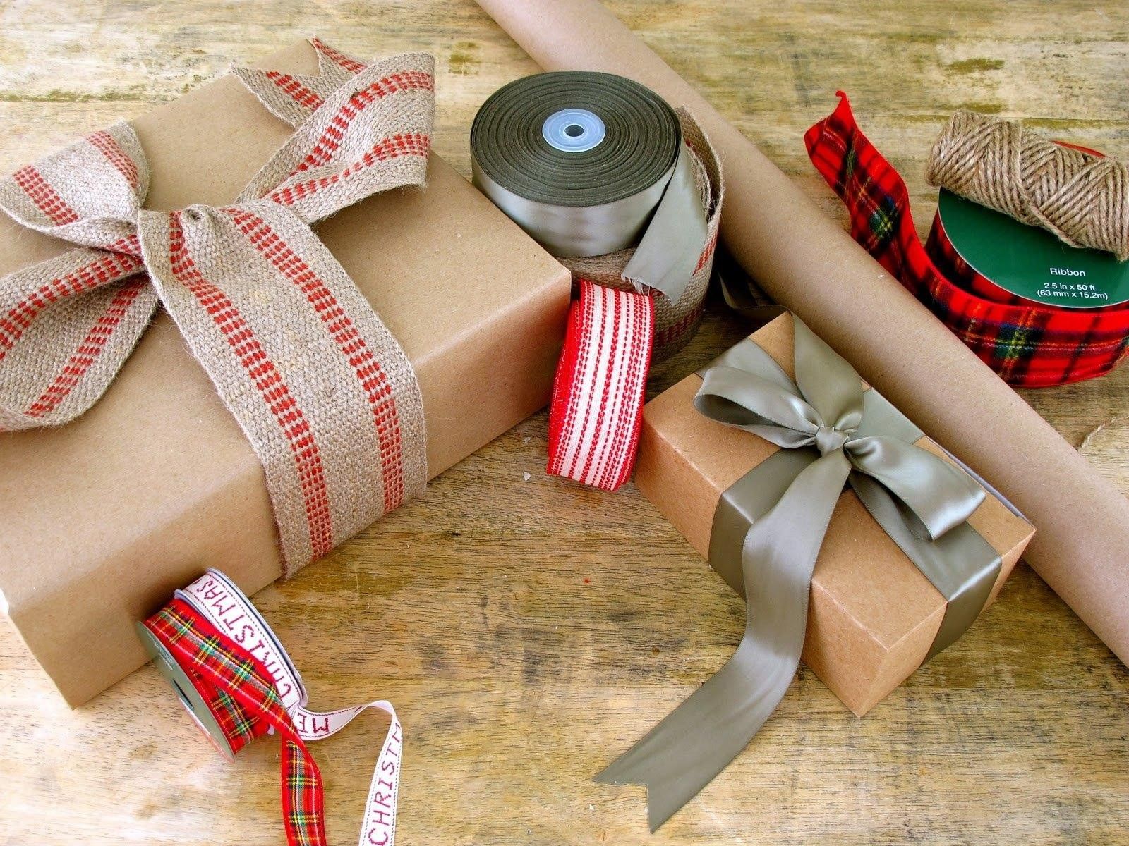 Набор подарочной бумаги. Подарки и упаковка. Упаковка подарка в крафт бумагу. Упаковка для подарков в рулоне. Крафтовая бумага для упаковки.