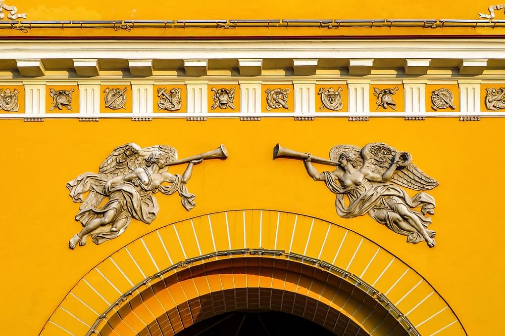 Барельеф на здании Адмиралтейства, Санкт-Петербург. Фотография: Никонико962 / <a href="https://commons.wikimedia.org/w/index.php?curid=122538590" target="_blank" rel="noopener">commons.wikimedia</a> / <a href="https://creativecommons.org/licenses/by-sa/4.0" target="_blank" rel="noopener">CC BY-SA 4.0</a>