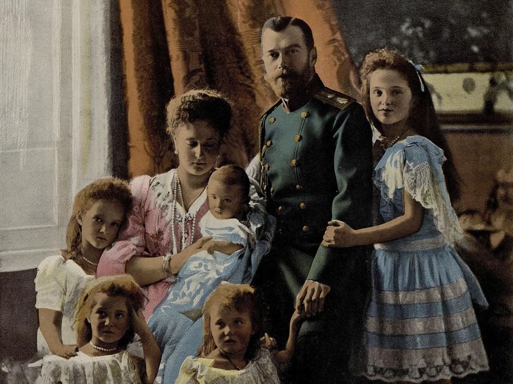 Император Николай II с семейством в интерьере (фрагмент). 1905. Государственный Эрмитаж, Санкт-Петербург