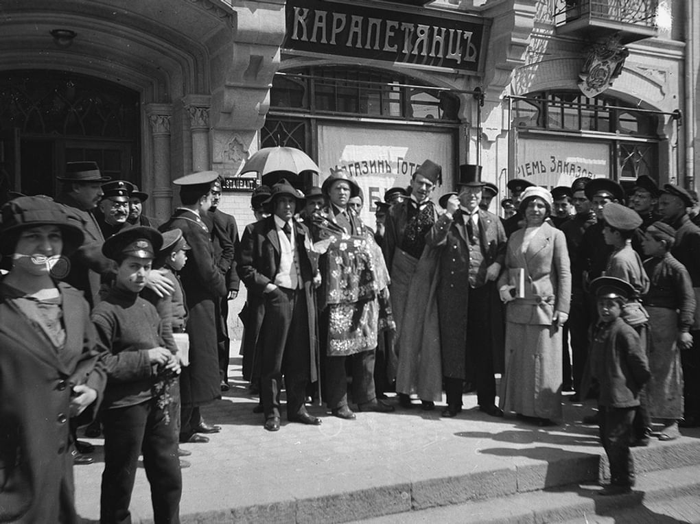 Слева направо в центре: историк литературы Борис Городецкий, поэт Василий Каменский, поэт Владимир Маяковский и Давид Бурлюк. Тифлис, Грузия, 1914 год. Фотография: Государственный музей В.В. Маяковского, Москва