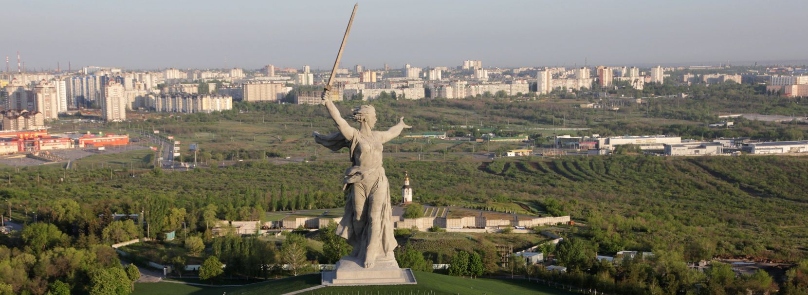 Построен памятник. Родина мать зовет Волгоград. Волгоград Родина мать Мамаев. Монумент Родина мать зовёт на Мамаевом Кургане. Статуя Родина-мать в Волгограде.