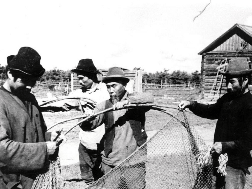 Нивхи готовят рыболовецкую снасть. 1939. Сахалинский областной краеведческий музей, Южно-Сахалинск