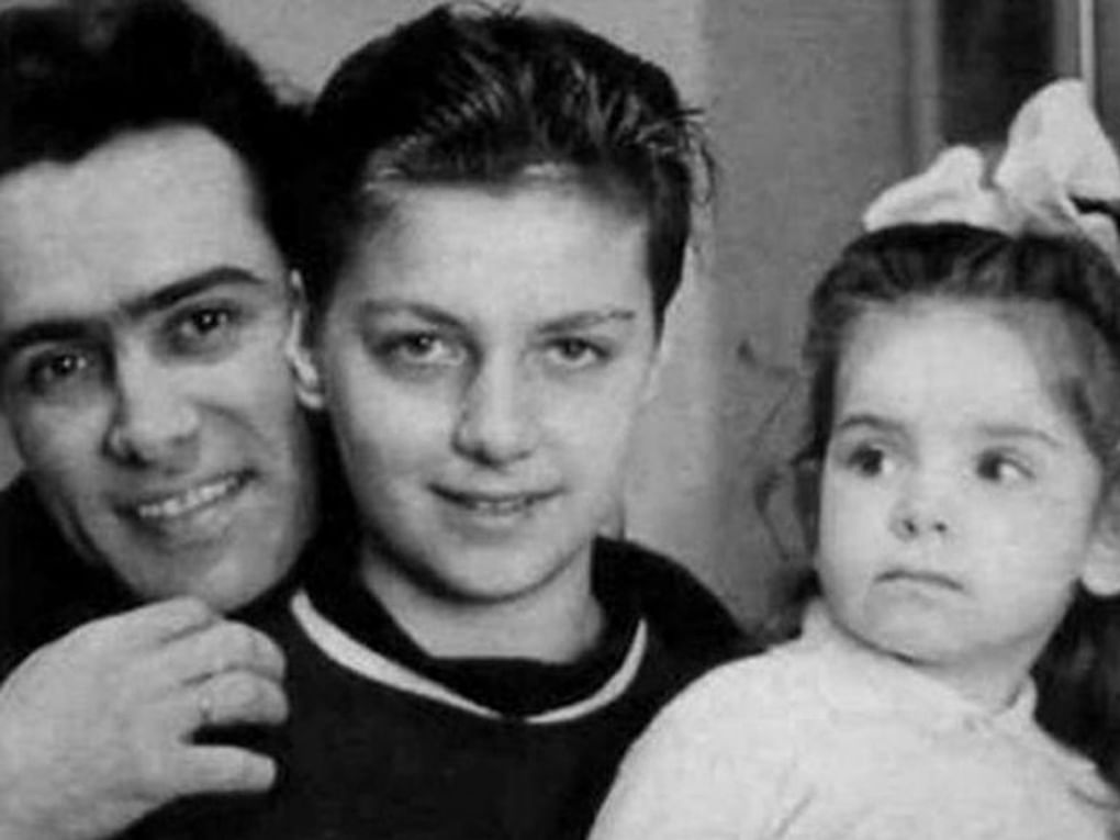 Николай Сличенко со второй женой — актрисой Тамиллой Агамировой и дочерью Тамиллой. Фотография: uduba.com