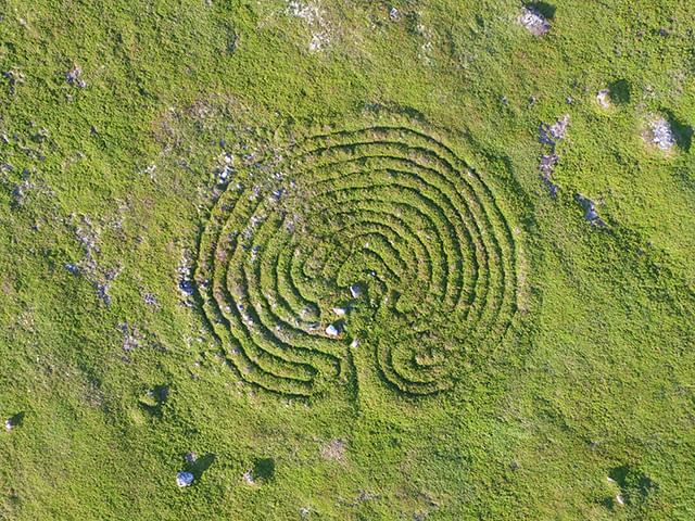 Labyrinth на русском. Каменные лабиринты Кольского полуострова. Лабиринты Кольского полуострова. Лабиринты вавилоны на Кольском полуострове. Соловки каменные лабиринты.