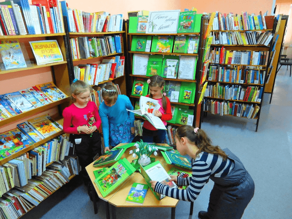 Литературная игра путешествие. Детская библиотека. Детские библиотеки. Детская выставка в библиотеке. Дети в библиотеке.