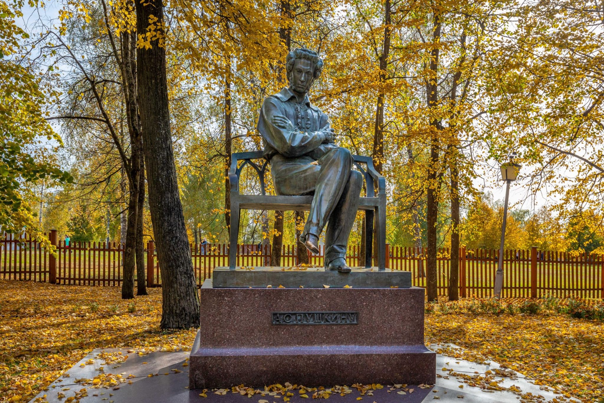 Пушкин в болдино. Пушкин в Болдино Болдинская осень. Памятник Пушкину Болдино Комов. Памятник Пушкину в Болдино. Болдино усадьба Пушкина памятник.